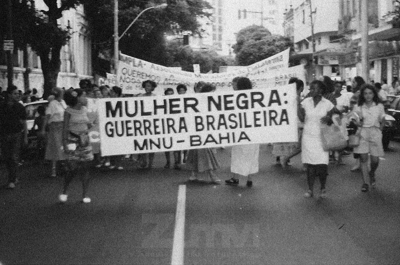 01-afro-fotografia-caminhada-dia-internacional-das-mulheres-ano-1990-foto-jonatas-conceicao