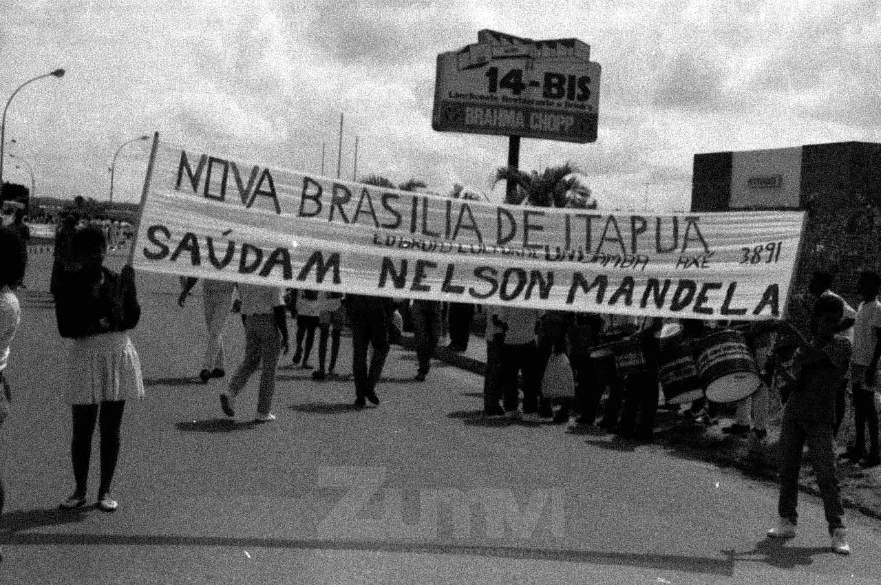 02-afro-fotografia-recepcao-no-aeroporto-2-de-julho-para-nelson-mandela-na-bahia.-ano-1991-foto-lazaro-roberto