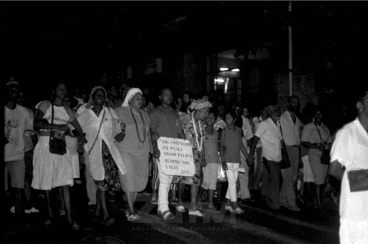 04-afro-fotografia-passeata-do-povo-de- santo-para-protestar- contra-a-igreja-universal- ano-1989-foto-jonatas conceicao