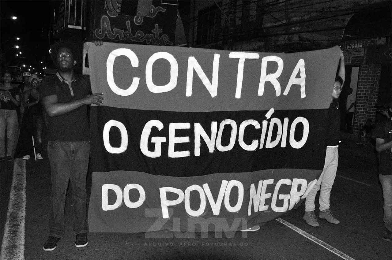 07-afro-fotografia-manifestação-contra-o-genocidio-no-suburbio.-ano-2015-Foto-lazaro roberto